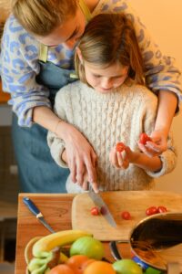 Parent supporting structured learning through a hands-on home project
